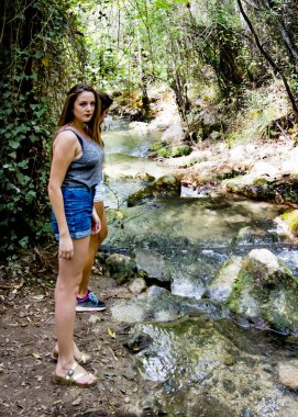 Bir dağ nehir kıyısında doğada iki güzel kadın