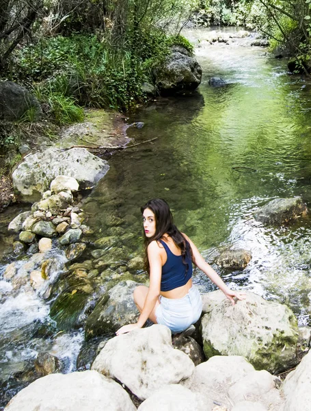 Doğada bir dağ nehir kıyısında güzel kadın