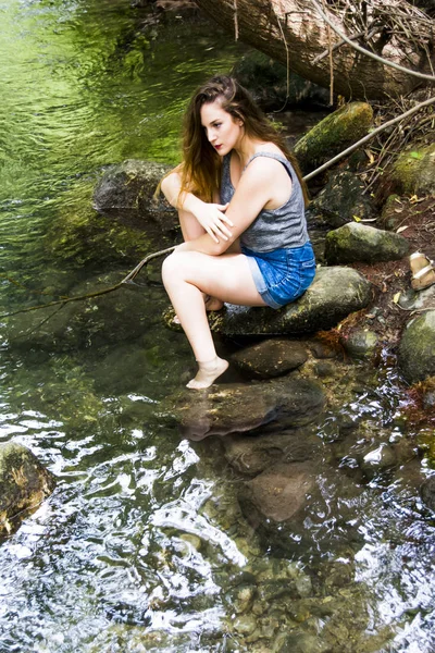 Doğada bir dağ nehir kıyısında güzel kadın