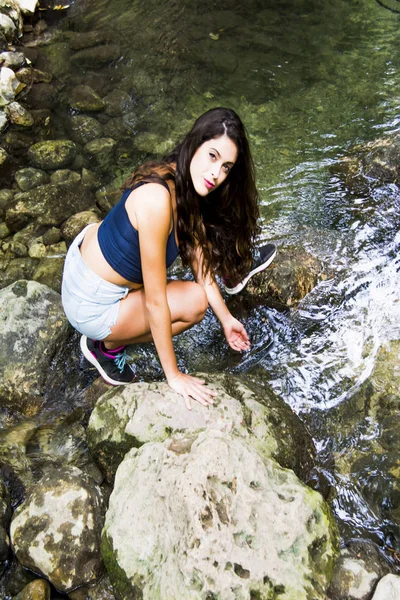 Doğada bir dağ nehir kıyısında güzel kadın
