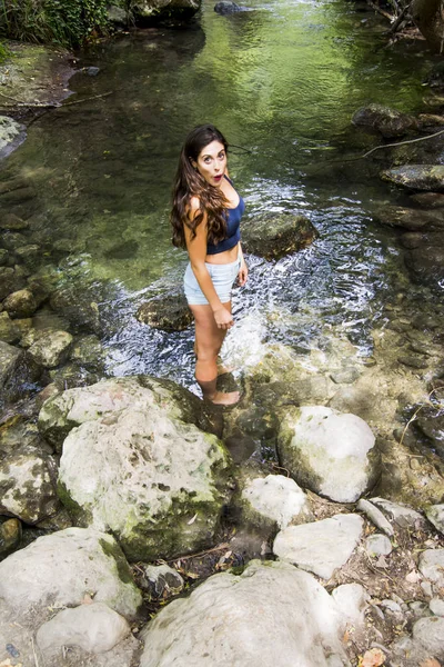 Doğada bir dağ nehir kıyısında güzel kadın