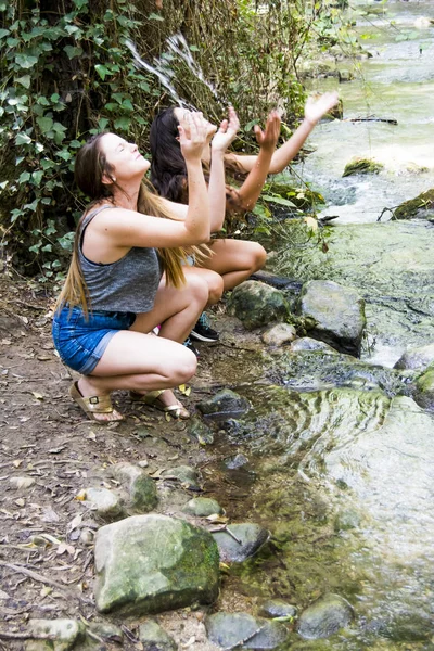 Su bir nehir doğa, iki güzel kadın bir 