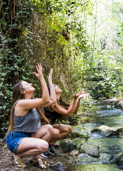 Su bir nehir doğa, iki güzel kadın bir 
