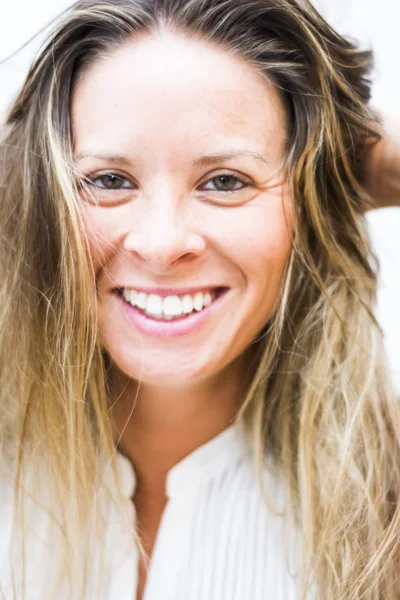 Retrato do rosto de uma bela mulher loira no backgro branco — Fotografia de Stock