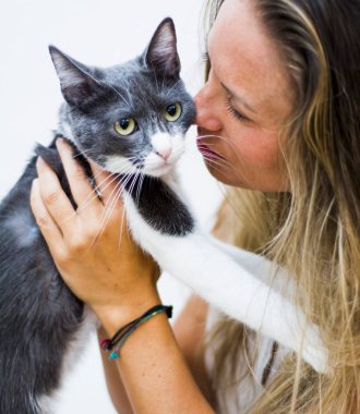 Kedi beyaz zemin üzerine güzel bir sarışın kadınla portresi
