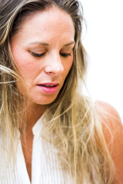 Yüz beyaz backgro üzerinde güzel bir sarışın kadının portresi