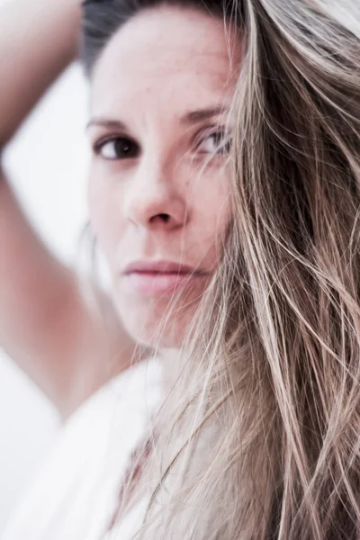 Retrato do rosto de uma bela mulher loira no backgro branco — Fotografia de Stock