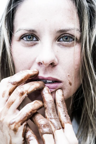Porträtt av vacker kvinna med fingrarna färgas med choklad — Stockfoto
