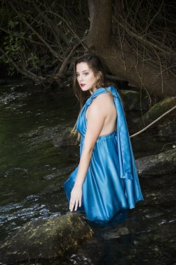 Bir akşam ile bir dağ nehir kıyısında güzel kadın 