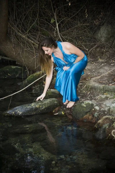 Bir akşam ile bir dağ nehir kıyısında güzel kadın 