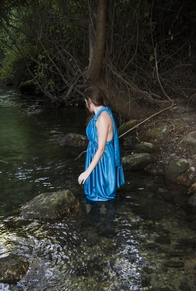 Bir akşam ile bir dağ nehir kıyısında güzel kadın — Stok fotoğraf