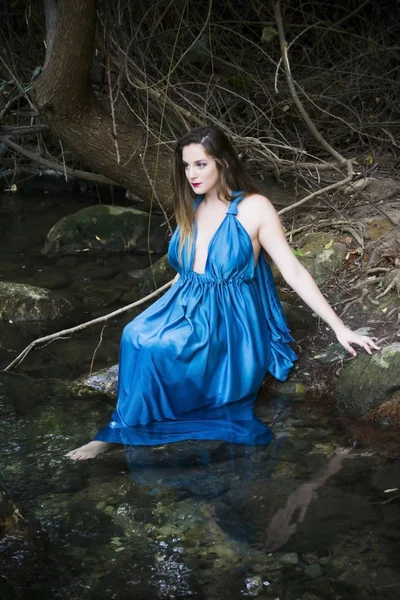 Bir akşam ile bir dağ nehir kıyısında güzel kadın 