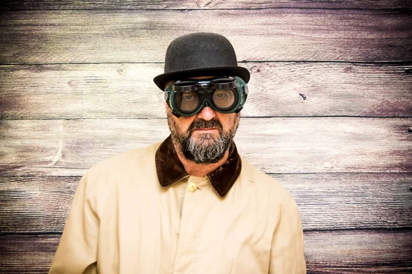Hombre con barba, bombín, impermeable y algún extraño gla futurista —  Fotos de Stock