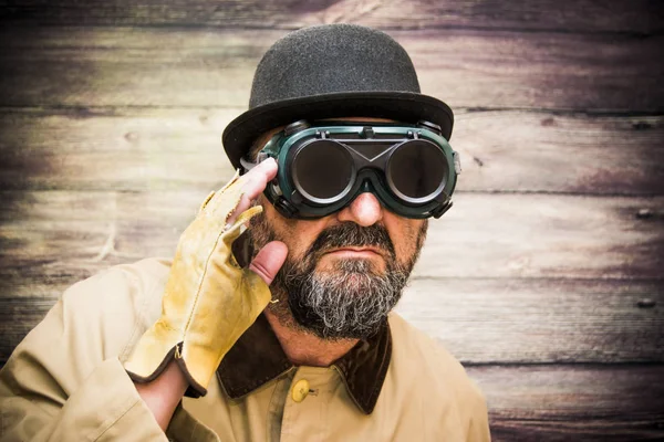 Hombre con barba, bombín, impermeable y algún extraño gla futurista —  Fotos de Stock