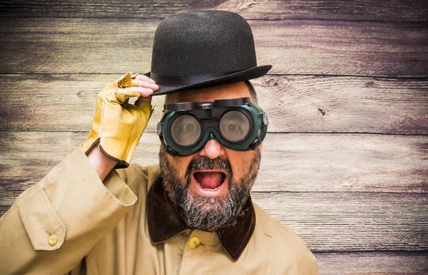 Hombre con barba, bombín, impermeable y algún extraño gla futurista —  Fotos de Stock