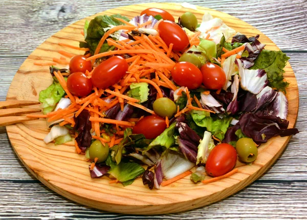 Fräsch sallad på en träplatta — Stockfoto