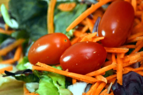 Frischer Salat auf einem Holzteller — Stockfoto