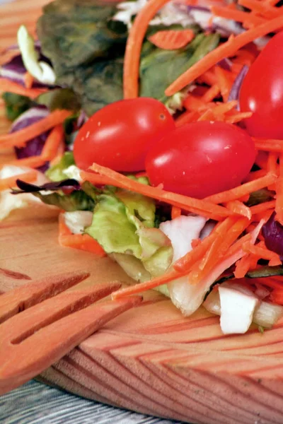 Salada fresca em uma chapa de madeira — Fotografia de Stock