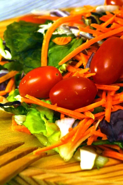 Insalata fresca su un piatto di legno — Foto Stock