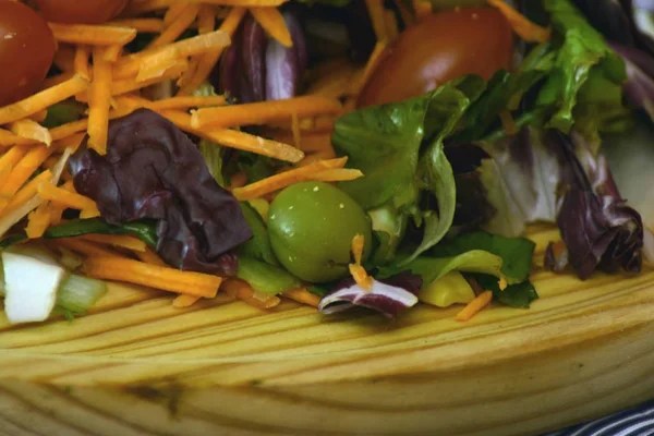 Свіжий салат на дерев'яній тарілці — стокове фото