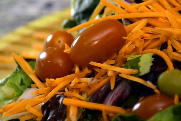 Frischer Salat auf einem Holzteller — Stockfoto