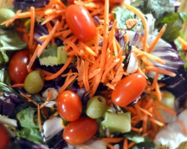 Ahşap plaka üzerinde taze salata