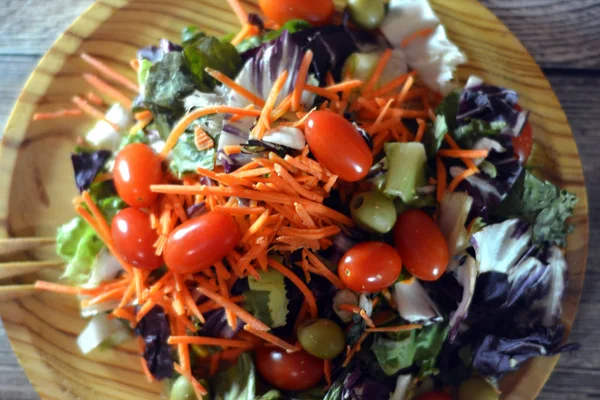 Salada fresca em uma chapa de madeira — Fotografia de Stock