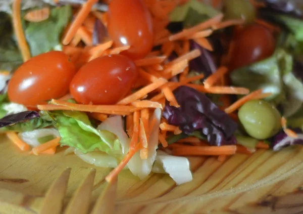 Insalata fresca su un piatto di legno — Foto Stock