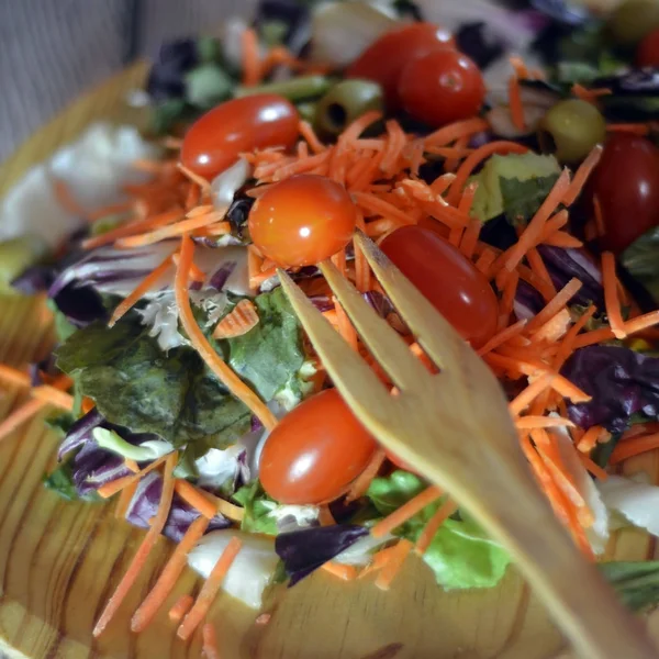 Insalata fresca su un piatto di legno — Foto Stock