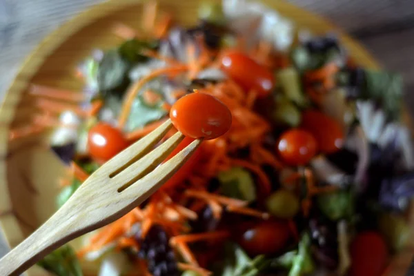 Fräsch sallad på en träplatta — Stockfoto