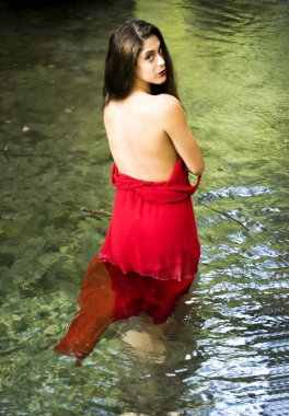 Bir akşam ile bir dağ nehir kıyısında güzel kadın 