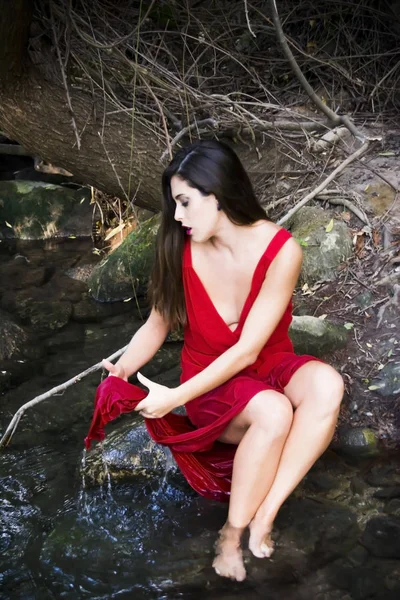 Bir olmadığım giyen bir dağ nehir kıyısında güzel kadın — Stok fotoğraf