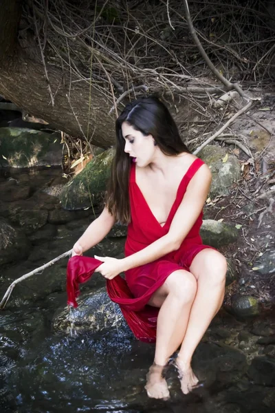 Hermosa mujer en la orilla de un río de montaña con un eveni — Foto de Stock