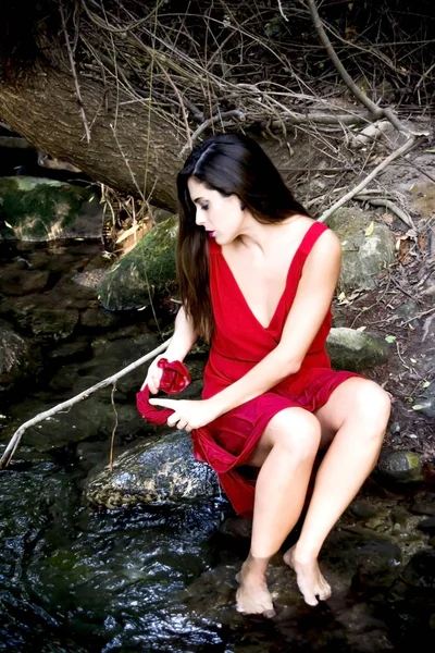 Hermosa mujer en la orilla de un río de montaña con un eveni — Foto de Stock