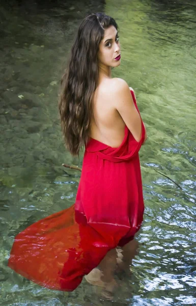 Hermosa mujer en la orilla de un río de montaña con una noche — Foto de Stock