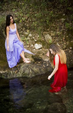 Akşam ile bir dağ nehir kıyısında iki güzel kadın