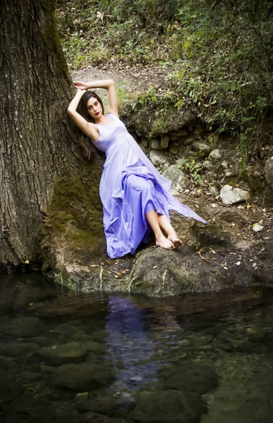 Vacker kvinna på en berg-floden med en kväll — Stockfoto