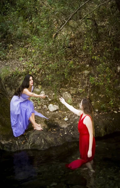 İki güzel kadın, bir nehirden o kadar almak için yardımcı olur — Stok fotoğraf