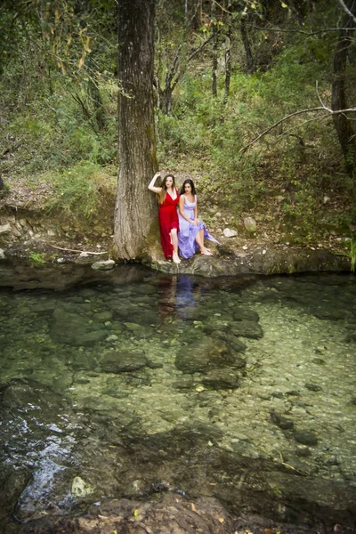 Akşam ile bir dağ nehir kıyısında iki güzel kadın