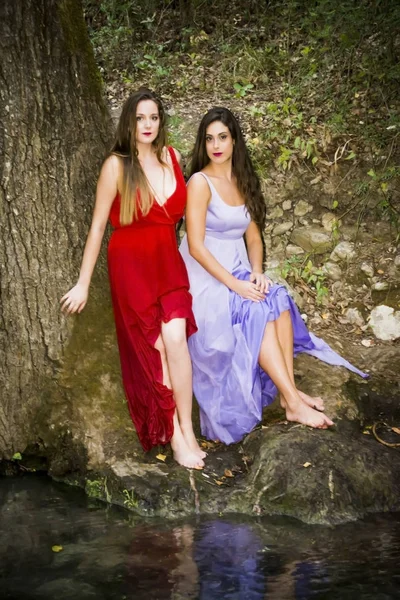 Akşam ile bir dağ nehir kıyısında iki güzel kadın