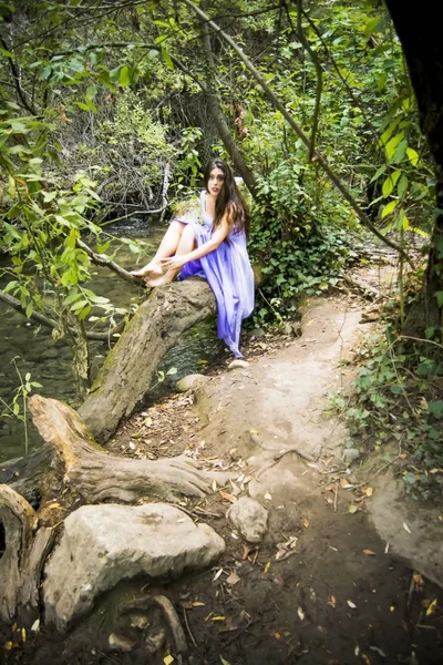 Hermosa mujer en la orilla de un río de montaña con una noche — Foto de Stock