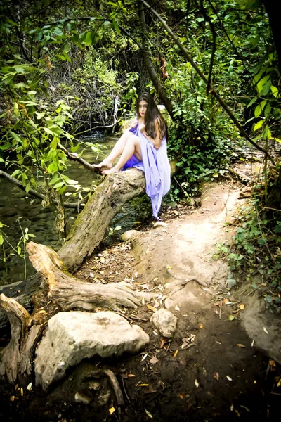 Hermosa mujer en la orilla de un río de montaña con una noche — Foto de Stock