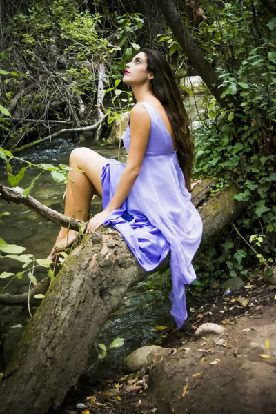 Hermosa mujer en la orilla de un río de montaña con una noche — Foto de Stock