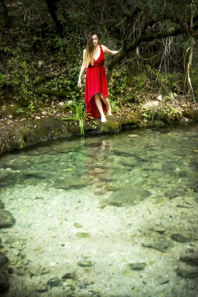 Vacker kvinna på en berg-floden med en kväll — Stockfoto