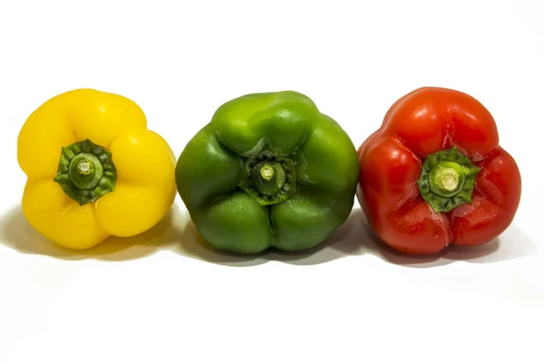 Желтый, зеленый и красный перец изолированы на белом фоне — стоковое фото