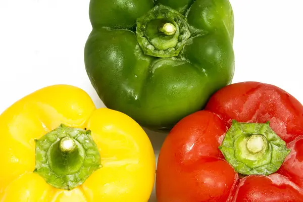 Pimentos amarelos, verdes e vermelhos isolados sobre fundo branco — Fotografia de Stock