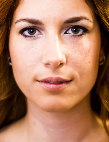 Retrato de una hermosa mujer sobre fondo negro — Foto de Stock