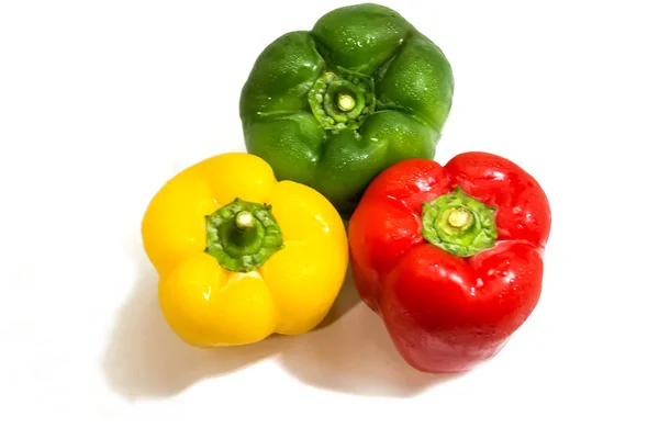 Pimientos amarillos, verdes y rojos aislados sobre fondo blanco — Foto de Stock