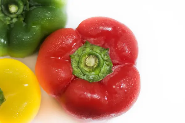 Gelbe, grüne und rote Paprika isoliert auf weißem Hintergrund — Stockfoto