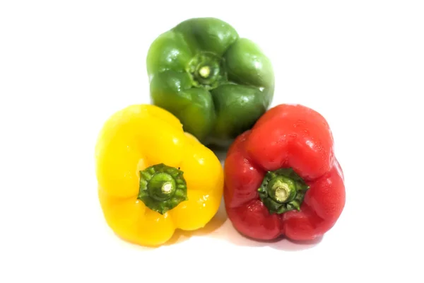 Κίτρινες, πράσινες και κόκκινες πιπεριές που απομονώνονται σε λευκό φόντο — Φωτογραφία Αρχείου